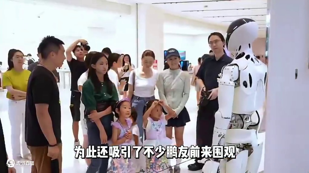 小鹏机器人“IRON”竟在门店当起了销售？？ #机器人卖小鹏G7为车主开门递水  #小鹏智驾太强了 