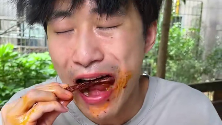 夏天饮料配点这个鸭翅！香香辣辣的，越嚼越有味！#追剧小零食 #零食推荐 #吃货必备