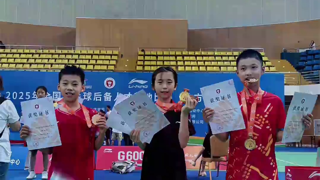 恭喜司恒硕同学获得全国基地赛北方赛区十岁组男子单打、男子双打双料冠军，集训班队员刘靖熙获得十岁组女单