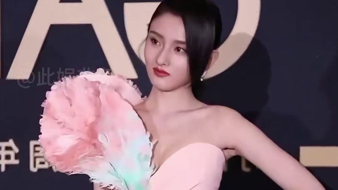 路人镜头看女星真实身材，宋祖儿瘦成皮包骨，刘亦菲内娱最后的倔强#刘亦菲 #宋祖儿 #古力娜扎 #娱乐