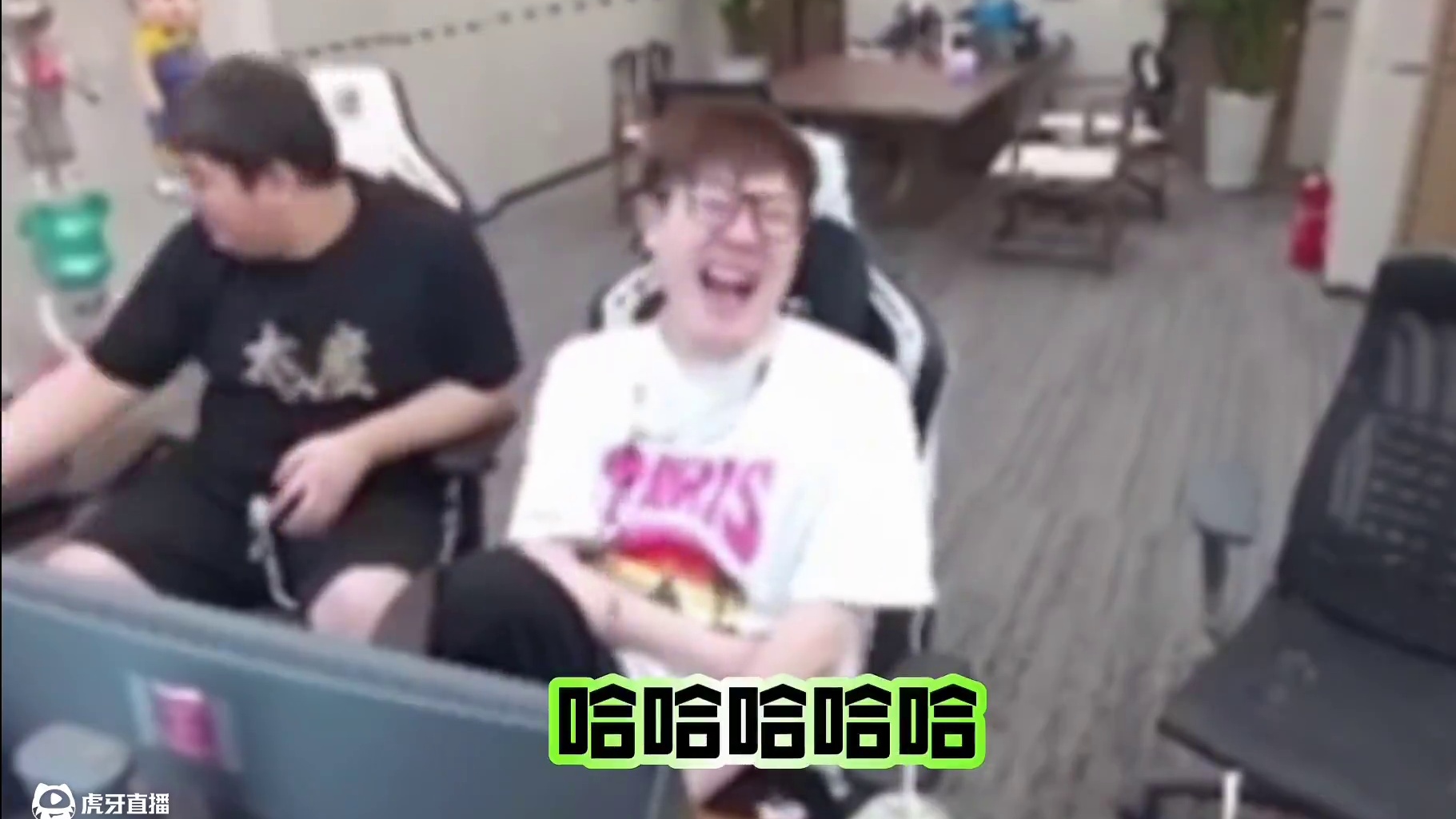 腾讯领导风爷来到老白播间，老白化身舔狗，怼粉丝舔领导.风爷说红旗可以去沙特舞一舞的只是老白不愿意.老