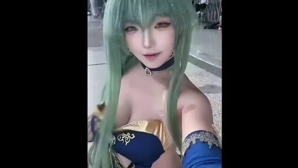 他只是在帮助人们认清现实，他有什么错！！#漫展 #coser #猎奇 #集邮