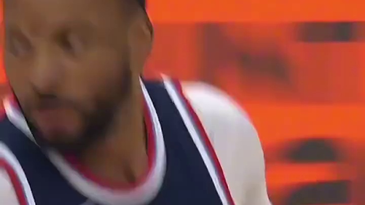 鲍尔巧妙运球撕开对手防线