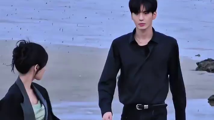 张予曦毕雯珺还原红裙单手抱 #张予曦毕雯珺还原红裙单手抱