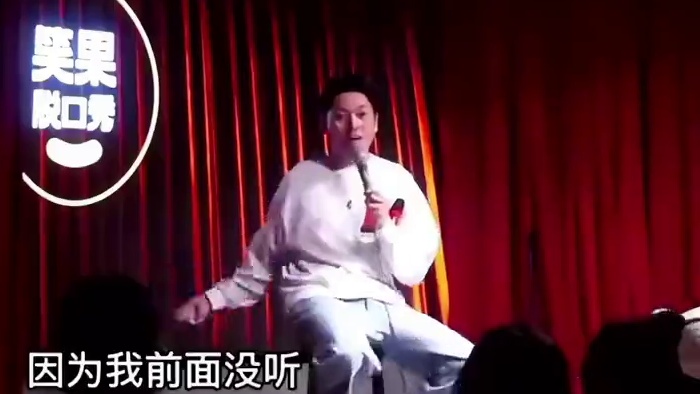  小麦携《两头堵》登陆烟台有麦脱口秀，用幽默段子剖析生活，带你体验沉浸式欢乐，7月26日，万象影城见