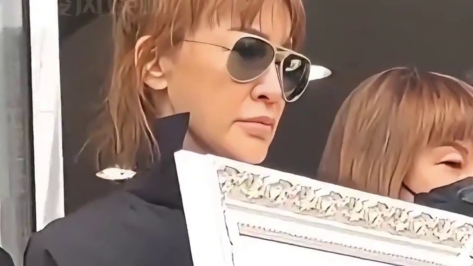 为何李玟葬礼上韩红哭到扶不起来？本以为姐妹情深，得知内情才知是同病相怜的惋惜 #韩红  #李玟 #去