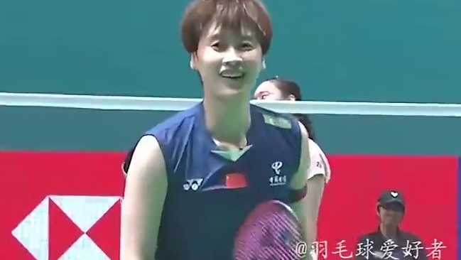 陈雨菲球拍脱落但意外得分，像极了业余球场打球的我们。 #羽毛球