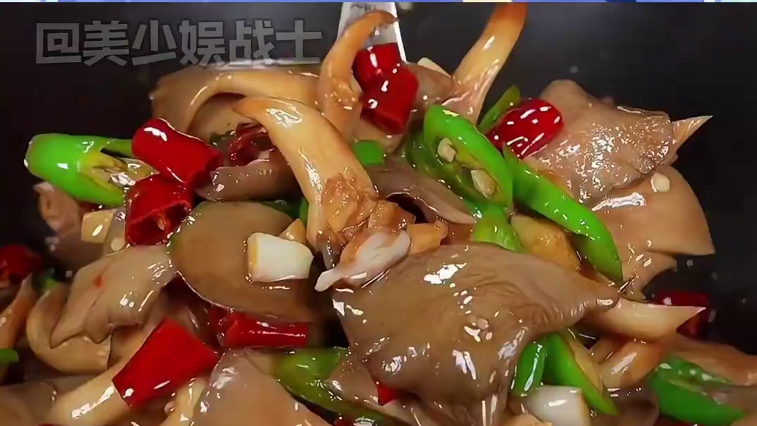 知道某些菌子鲜嫩，但没想到还能做成这种人间美味？ #在夏天实现野生菌自由 #大暑消夏开吃啦 #美食 