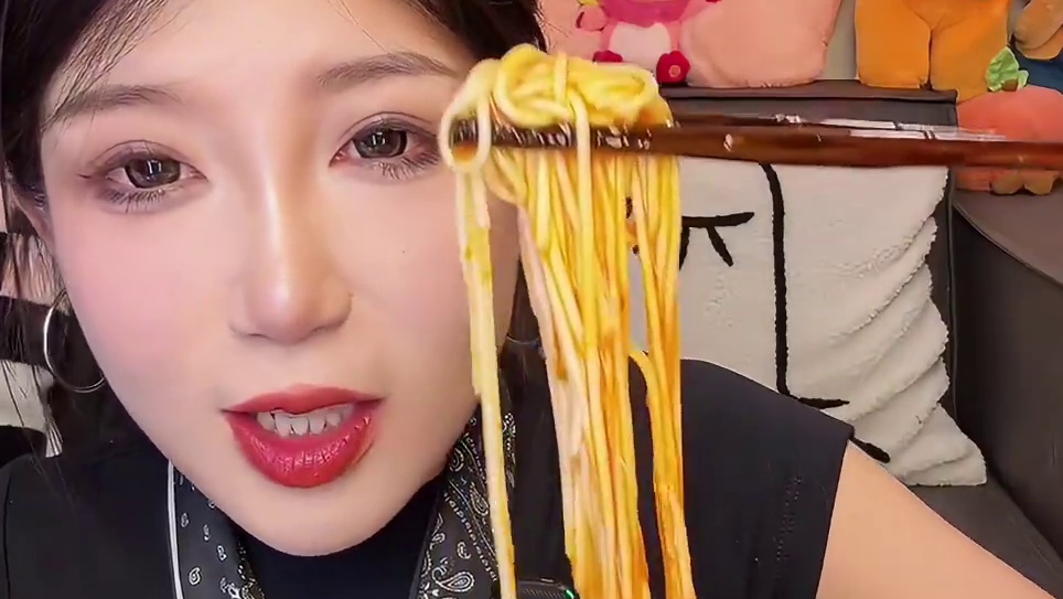 兰州拉面来啦！冲泡的哈 很香不是特别辣 清真非油炸！很好吃！汤底浓郁 面条劲道 不是软塌塌的那种面条