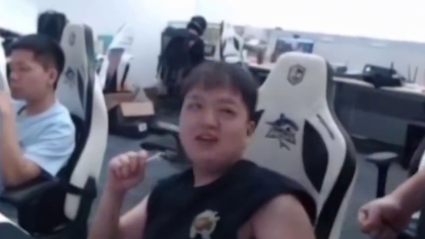 教练当众真实队员？当白鲨全员关麦开播看比赛时西莫走过来拳打5 7 7.有没有懂口语的翻译一下#白鲨5