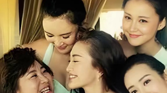 此一时彼一时，9年过去再看包文婧的伴娘，一个成百亿女导演，一个终于摆脱男凝 #包文婧 #贾玲 #柳岩