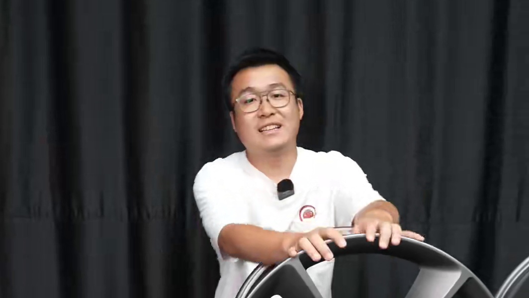 新车配新鞋，法拉利轮毂开箱！ 这是给我们正在翻新的一台GTC4 Lusso订的一套全新的轮毂，样式真