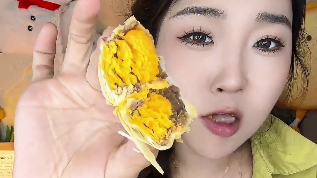 没有蔗糖的蛋黄酥～一盒6枚哈，选用广西北部湾海鸭蛋蛋黄为原料！好吃不腻！三款流心酥，一款经典蛋黄酥～