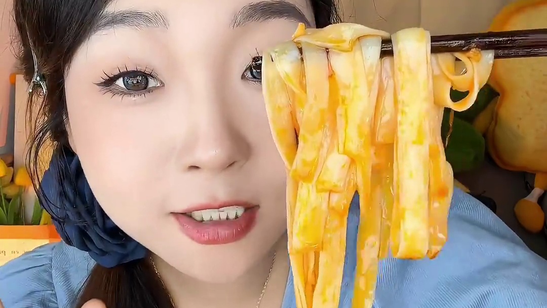 人类快乐！！！！你真的让我快乐了！！！就是这个魔鬼辣的螺蛳粉！真的好还原柳州！有葱油！特别香！！！啊