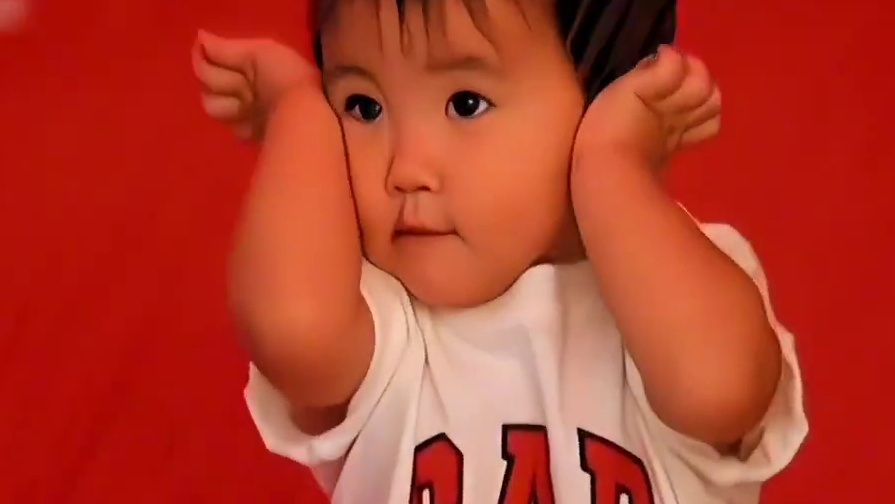 #王菲  发布单曲《你也在这里》，歌曲由女儿#窦靖童  作曲，母女二人共同演唱。这首歌也是窦靖童首次