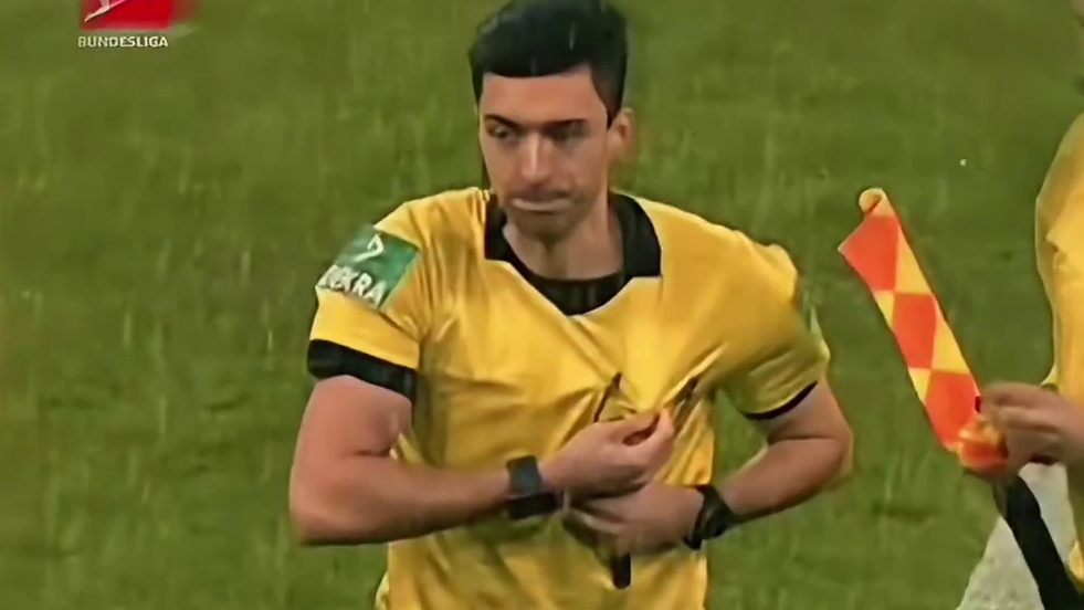 他本来就打算捡硬币，因为动作没有停顿，不像是临时反应