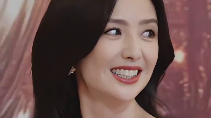 看董璇婚礼上佟丽娅的表情，感觉她应该不会再婚了