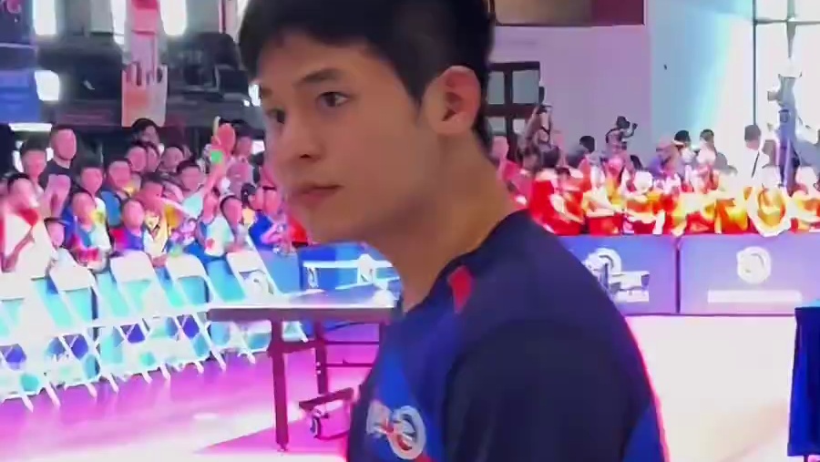 林诗栋带领队员们来华新训练基地，和小朋友打球互动！