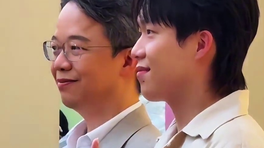 王楚钦非常有礼貌，碰杯杯子总是压到最低，热情和球迷打招呼，现场人山人海