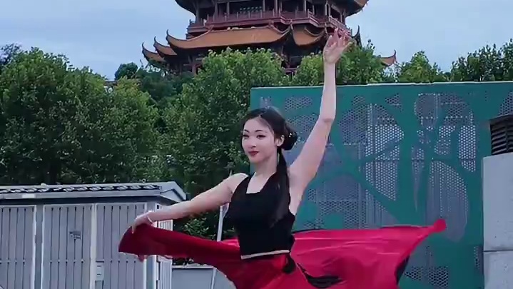 雨纷纷 旧故里草木深#用国风舞蹈安利最美城市 #烟花易冷 #古典舞 #舞蹈翻跳
