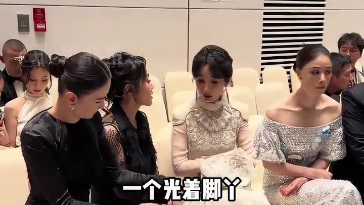 路人镜头抓拍明星候场细节，刘亦菲让万茜放下手机，蒋欣不让关晓彤露戒指#刘亦菲 #蒋欣 #关晓彤 #娱