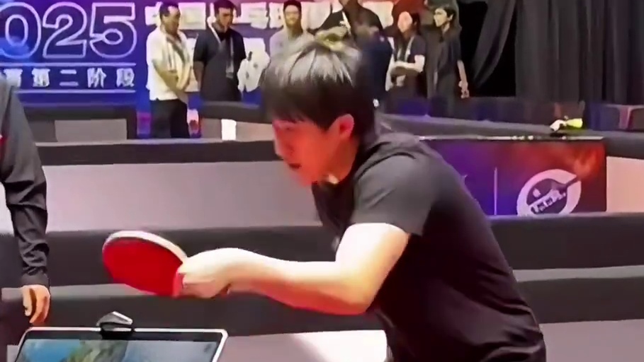 王楚钦抵达厦门，林高远找樊振东击掌，大家都在积极适应场地训练