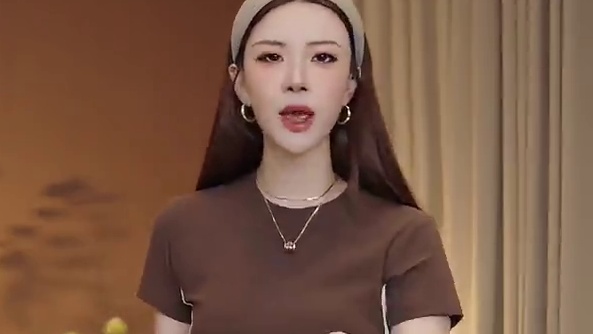 ☕️这件修身T恤也太显气质了吧！经典咖啡色自带复古滤镜 修身版型勾勒出完美线条#穿出高级感 #美式t