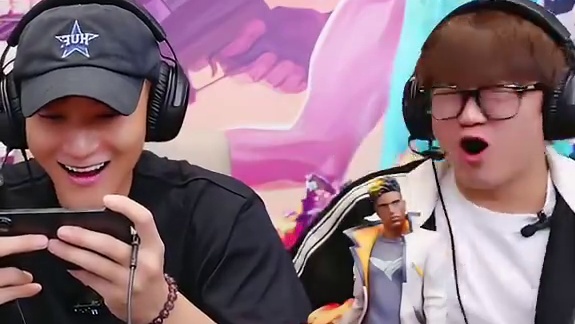 双重白磷的相遇吗，有点意思#黄子韬AK瓦手恩怨局  #黄子韬瓦手直播  #无畏契约手游