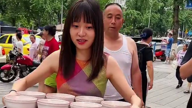 吃面像龙卷风的大哥挑战7碗小面，曾经破了多项记录江湖人称“记录哥”！#这一碗好过瘾 #重庆美食 #小