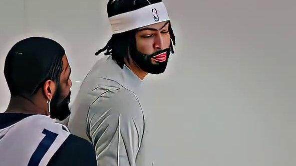 浓眉独行侠与欧文合练，笑的很开心呀！