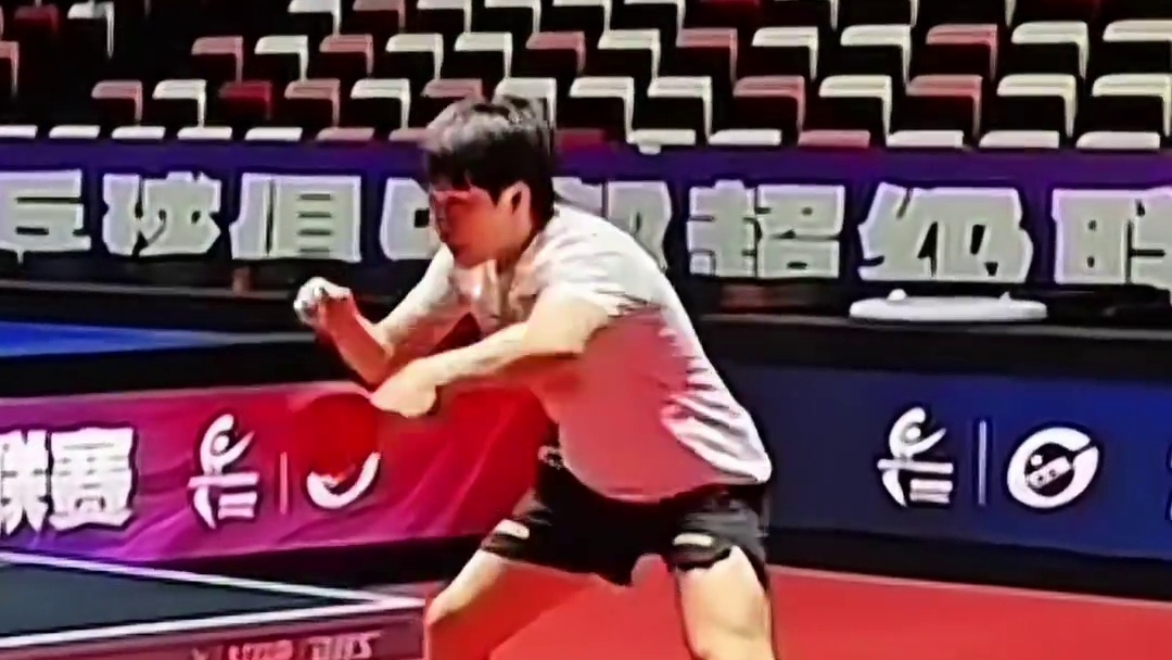 王楚钦和梁靖崑适应场地训练，乒超加油