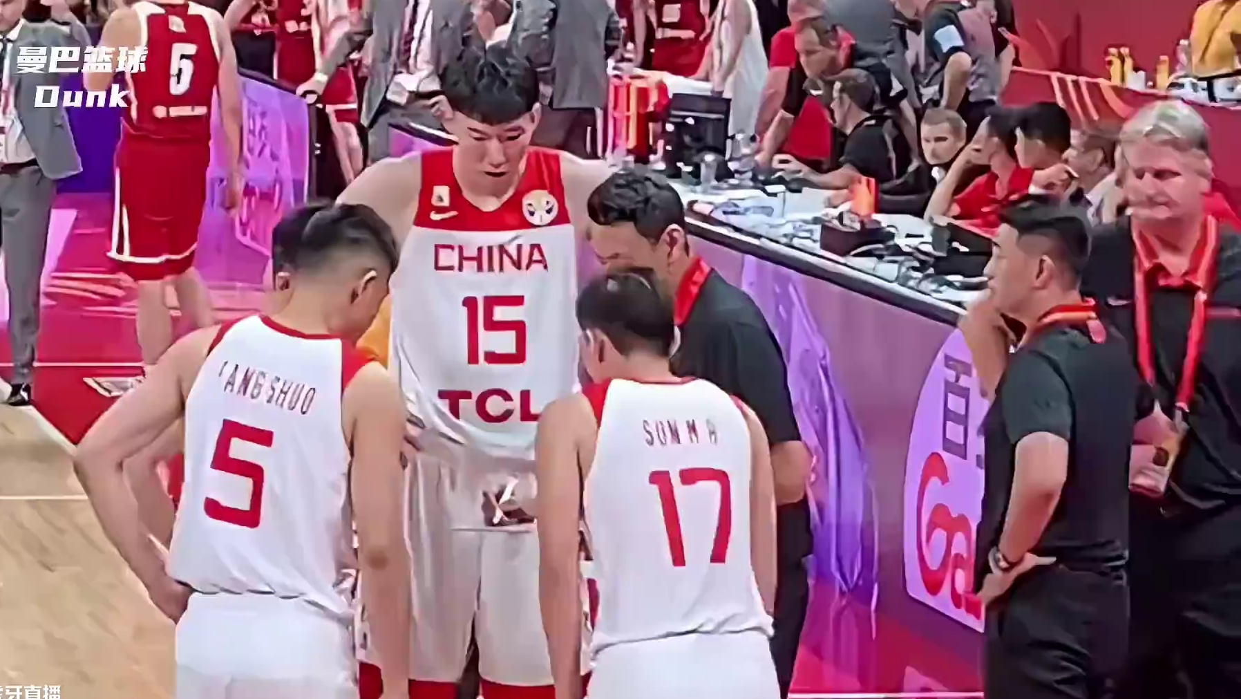 波兰人偷听战术阿联用肘推开！他接受的网络暴力，远超周琦！