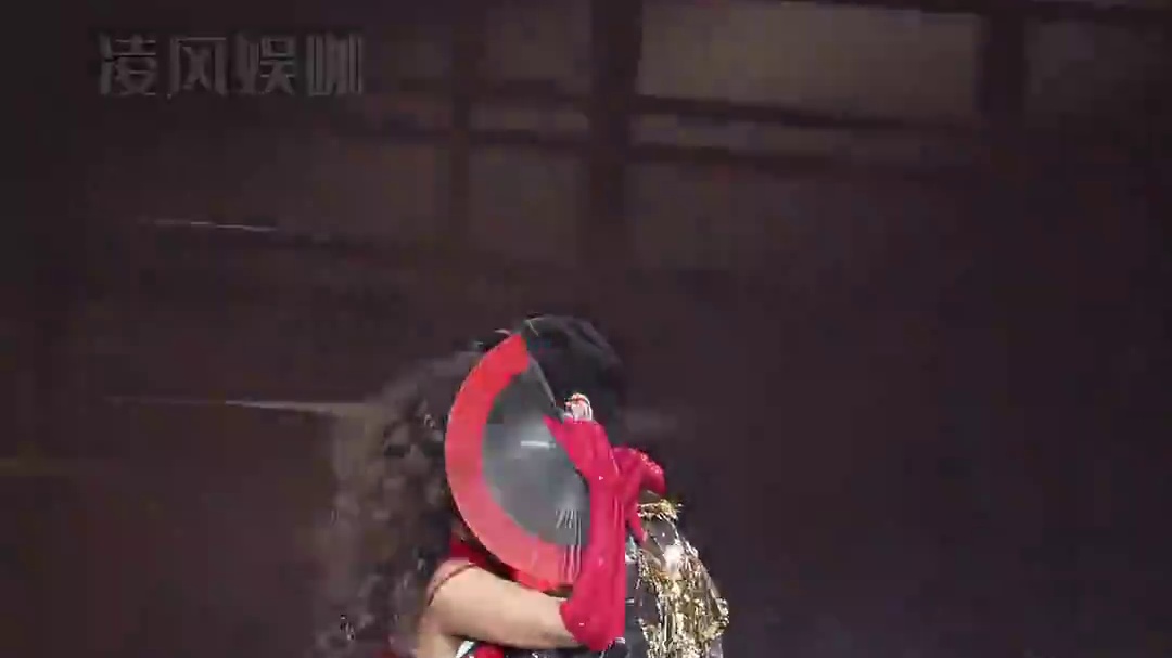 为何刀郎伴唱团女孩的袖口都是系上的？本以为团队要求，原来这才是乐坛该有的清流范儿 #刀郎  #王力宏