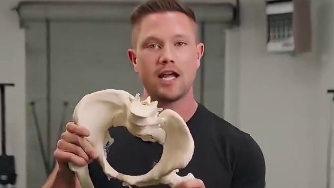 这个简单的训练可以帮助你改善髋部内外旋的活动能力 通过改善髋部的活动度从而帮助你释放下背那可能导致你