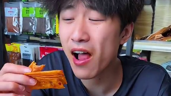 薄脆香辣的手撕豆皮！豆香浓郁！又香又辣！能吃辣的一定要尝尝#零食推荐 #辣条 #追剧小零食 #好吃到