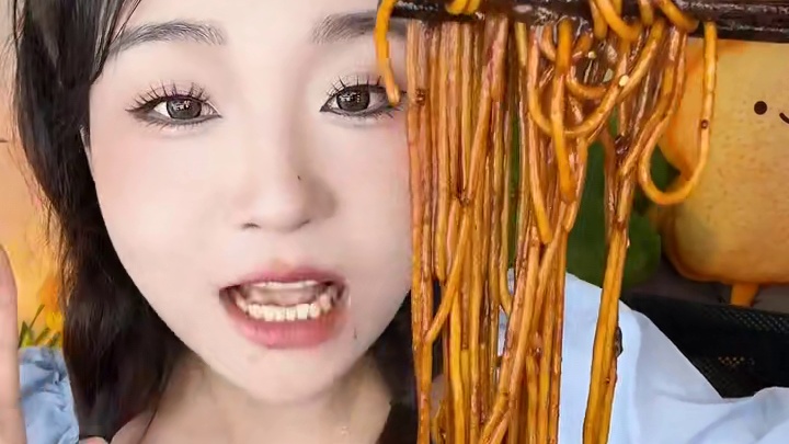 是不苦的炸酱面！看综艺每次真的被馋的不行！酱包足足的，别看他黑呼呼的酱，一点都不咸的！ #炸酱面 #