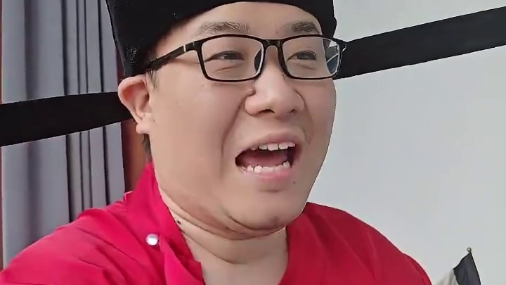 村里第一个女大学生?狠泼辣的《明末》！ 没想到这川妹子竟然这么泼辣！把本官的头都快打成狗头了！#st