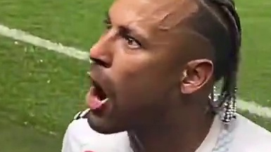 聊的啥？这么激动，内马尔赛后与看台球迷争论时额头上的青筋暴起 #足球