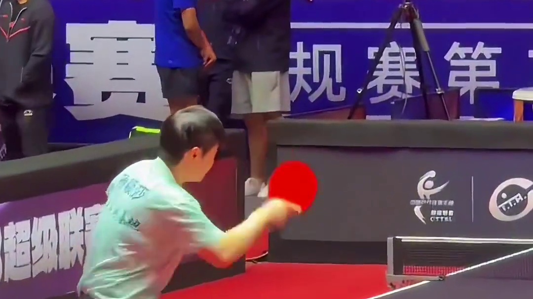 孙颖莎抵达球馆热身训练，比赛加油！