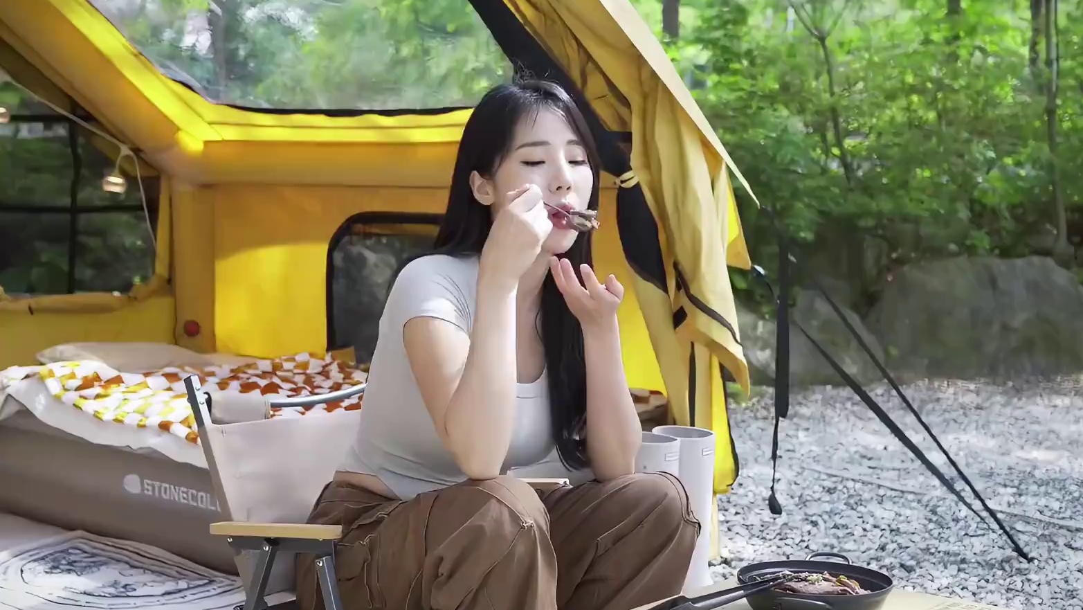 第6集：女人独自在暴雨中露营生活，在野外搭建帐篷，过上惬意的生活