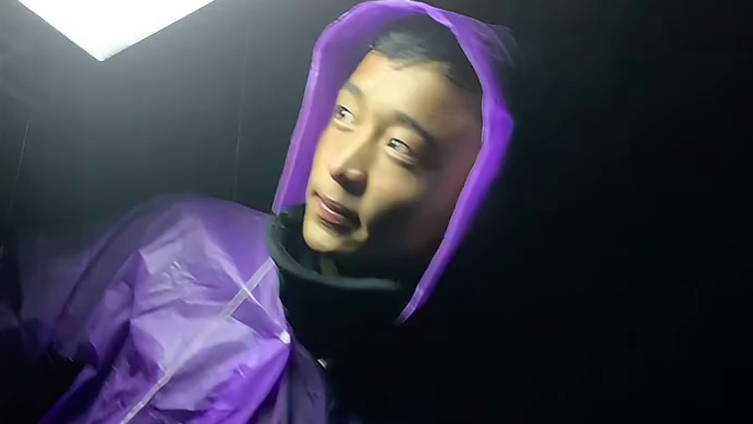 所有人都对你不好 就连世界都对你不好 它让你受种种困难 痛苦 让你遇见不好的人 不好的事 于是 我来