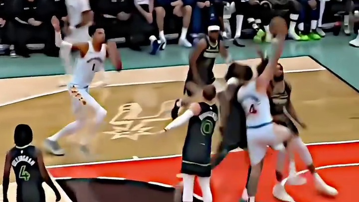 文班亚马：“别以为你是年度最佳防守球员，我就不敢在你头上暴扣！”