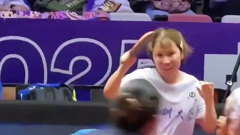 莎莎大头隔台开启乒超第二阶段首秀，最后两边都以3-2拿下开门红，真的太巧了#孙颖莎#王楚钦