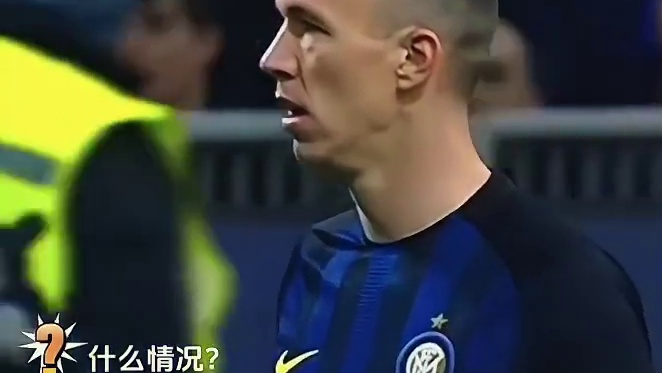 裁判：在我眼皮底下你怎么敢的？#足球