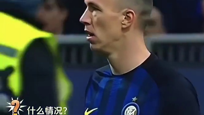 裁判：在我眼皮底下你怎么敢的？#足球