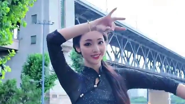 “闪动如蝴蝶在脸颊 那是眼泪吗？”#用国风舞蹈安利最美城市 #古典舞 #旗袍 