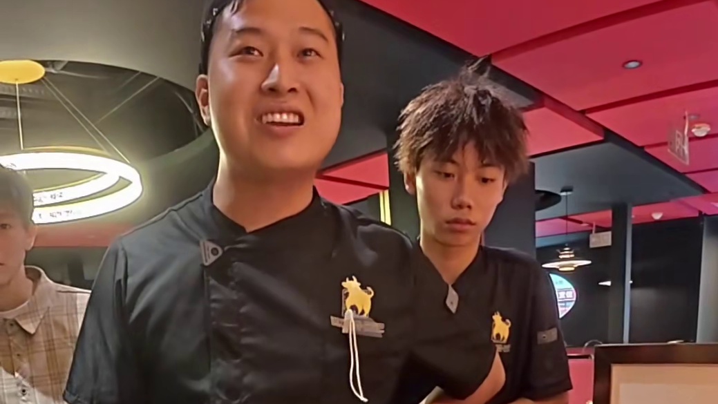 汕头钓鱼交换美食，一米多长的巨青换一米多长的牛肉，你们觉得老板亏不亏... #2025dou来钓鱼 