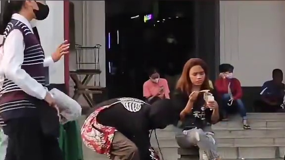 街头整蛊路人 #看一次笑一次 #搞笑片段 #搞笑视频 #搞笑 #爆笑名场面