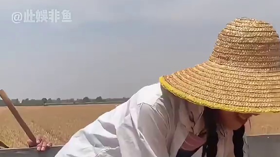 时隔6年后，再看为父亲辞职回村种地的麦小登，如今嫁人生二胎的她生活咋样了？ 
 #麦小登世豪 #网红