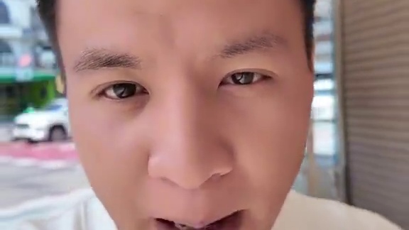 泰国本地美女带我吃老字号东春炖牛肉！ 还得是芭提雅本地人带吃，来芭提雅必吃啊！#创作者中心 #创作灵